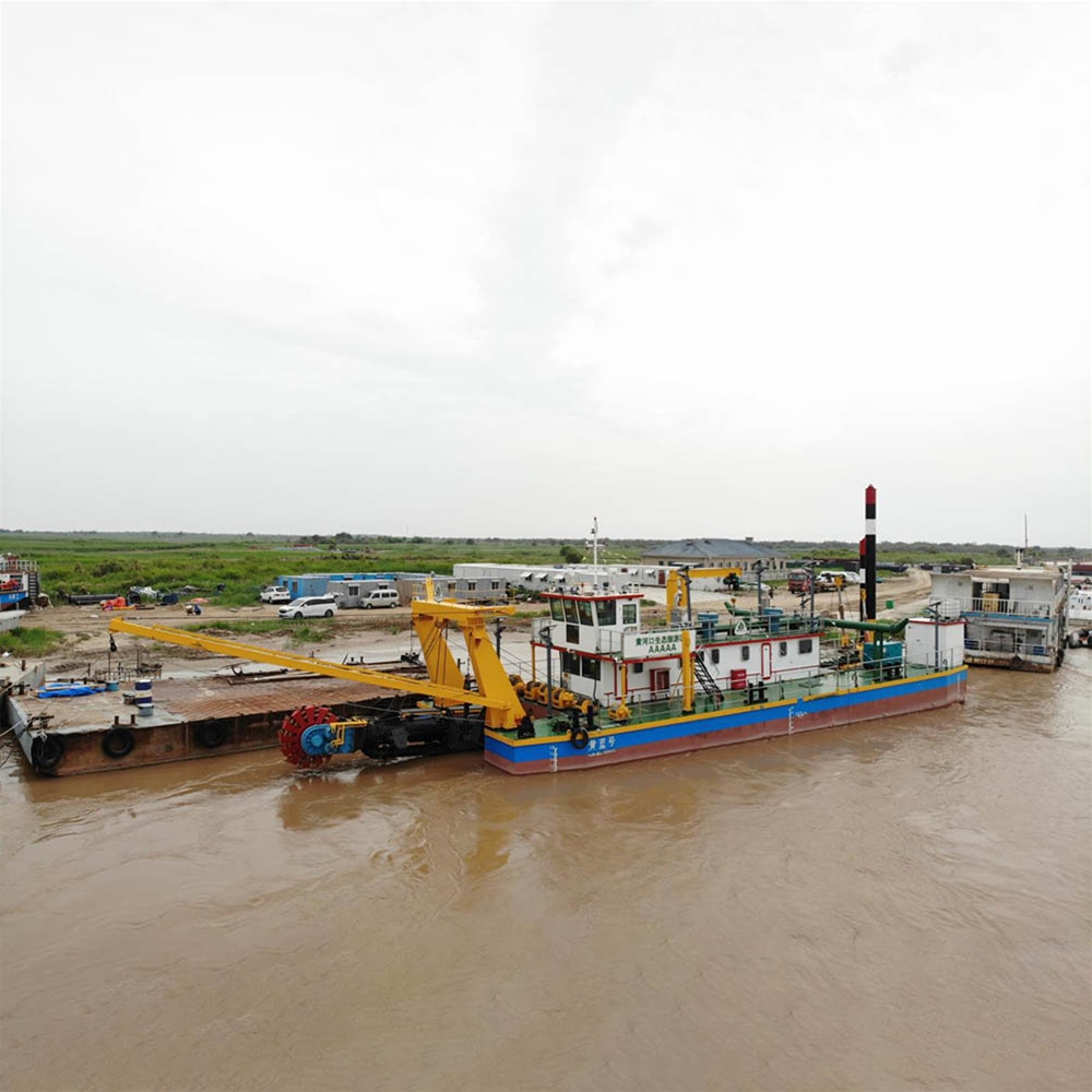 東營黃河三角洲“黃藍(lán)號”清淤船現(xiàn)場